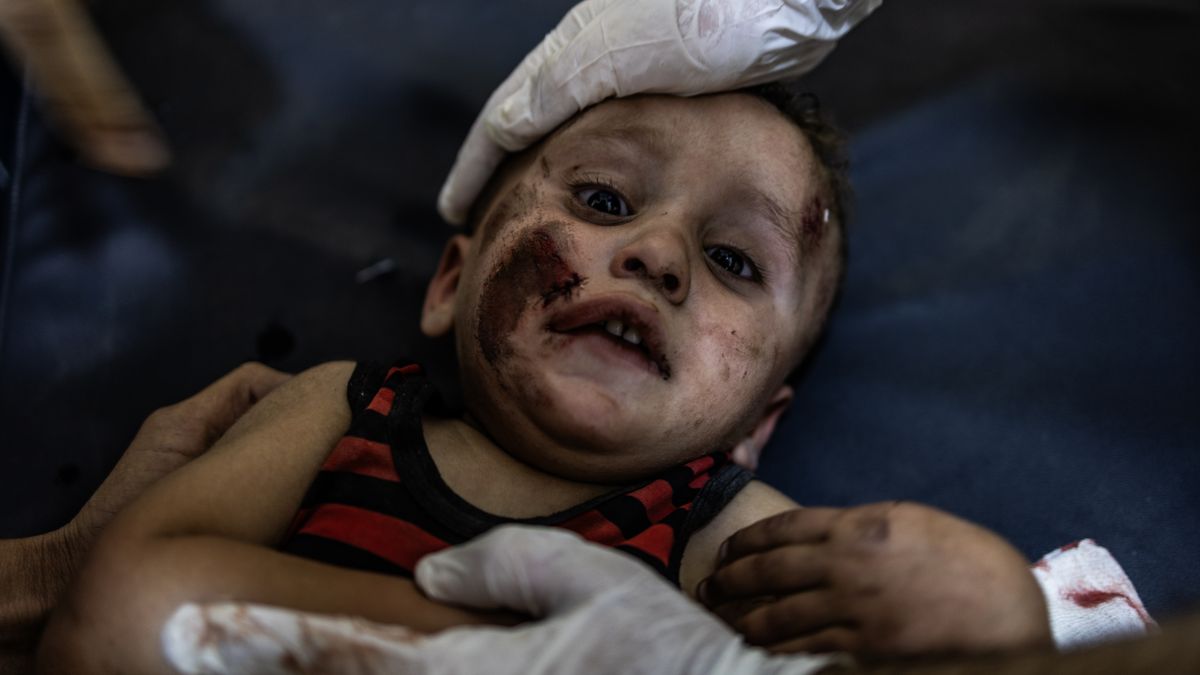 Fotky: Strašlivé následky útoku dronů, v Sýrii zasáhly důstojnickou slavnost